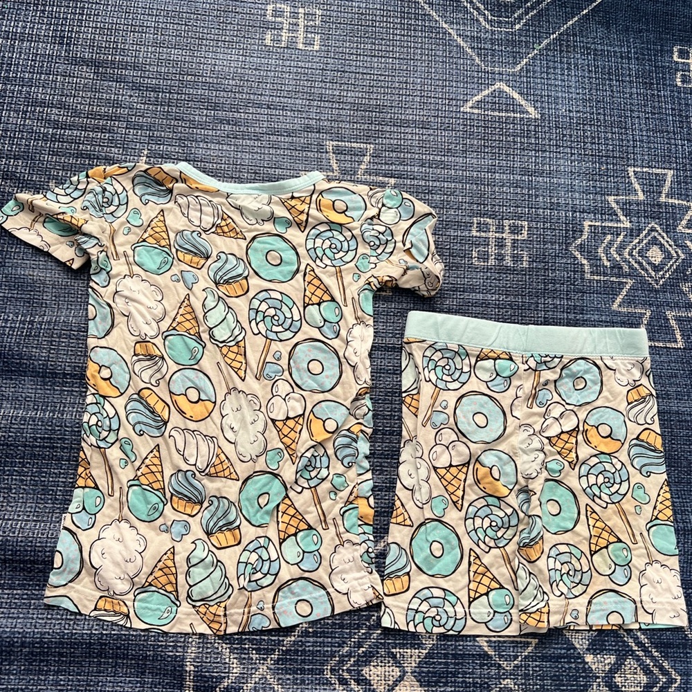 Little sleepies short set size 3t sweet treats
